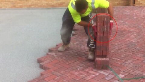 Dieser Arbeiter zeigt euch, wie man Ziegelsteine richtig verlegt