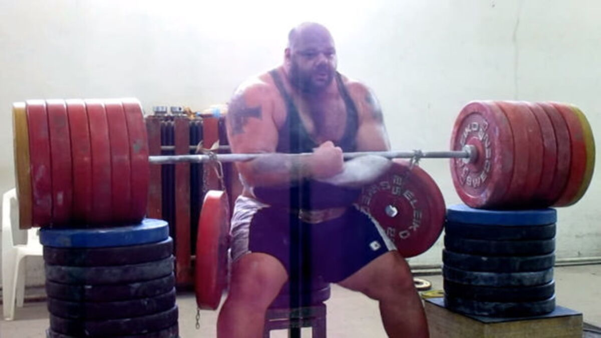 Dieses Monster zeigt die seltsamste Übung der Welt und hebt… 400 Kilo!