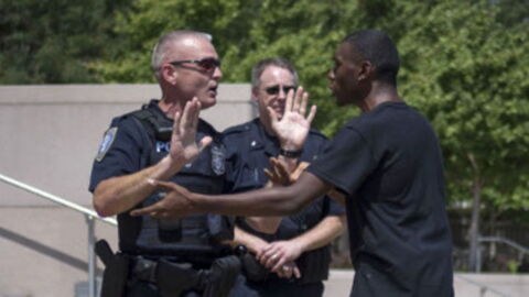 Ihr werdet nicht glauben, warum dieser Mann von der Polizei festgehalten wurde