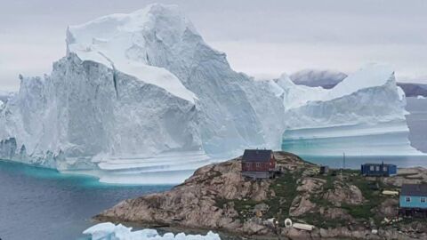 Grönland: Ein riesiger Eisberg bedroht die Einwohner eines Dorfs