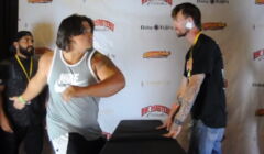 Devin Cara, der behaarteste Mann der Welt, rasiert sich komplett für