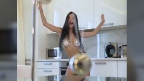 Junge Russin sorgte mit Unten-ohne-Tanz in ihrer Küche für Furore