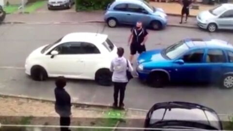 Ein Nachbar parkt die Einfahrt zu: Dann kommt ein Bodybuilder vorbei