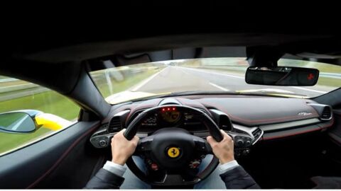 Er filmt seinen Ferrari 458 Italia bei 300 km/h auf der Autobahn