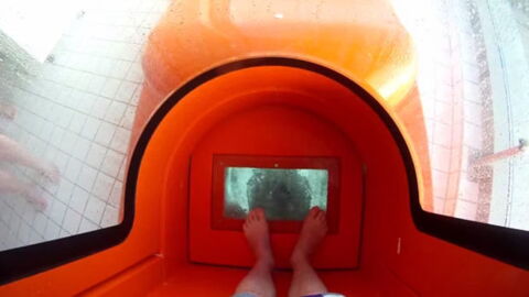 Diese Wasserrutsche liefert das Erlebnis des freien Falls