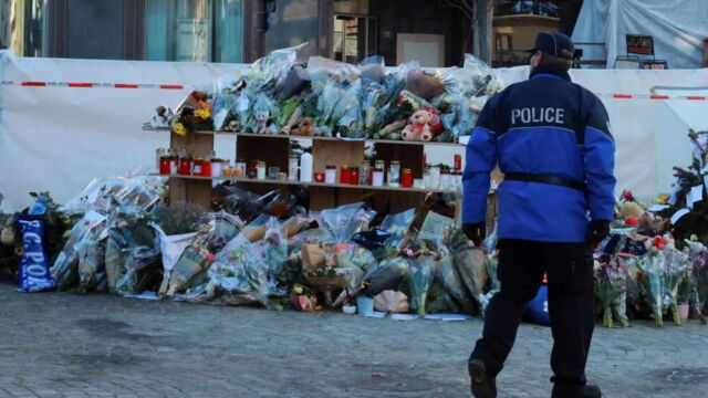 Trauernde legen Blumen für die Opfer nieder