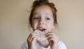 Quetschies und Reiswaffeln: Beliebte Kindersnacks sind nicht gesund