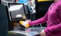 Regeln im Supermarkt: Diese Ware darfst du nicht aufs Kassenband legen