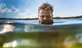 Junger Mann badet im See: Dabei kriecht ein Parasit in sein Geschlechtsteil