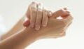Anzeichen für Krebs befinden sich auf euren Fingernägeln
