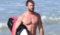 Stark wie Thor: Chris Hemsworth teilt sein Ganzkörper-Hanteltraining unter freiem Himmel