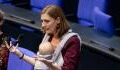 Mit Baby am Rednerpult: Hanna Steinmüller (Grüne) sorgt für Premiere im Bundestag