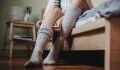 Ohne Socken schlafen: Warum sollte man die Socken ausziehen, wenn man ins Bett geht?