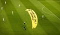 Deutschland gegen Frankreich: Trainer fast von Gleitschirm getroffen!