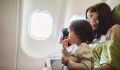 Mutter setzt Kind im Flugzeug aufs Töpfchen: Die Reaktion der Flugbegleiterin ist heftig