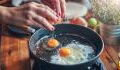 Mutter schlägt ein Ei in die Pfanne: Beim Anblick vergeht ihr schlagartig der Appetit
