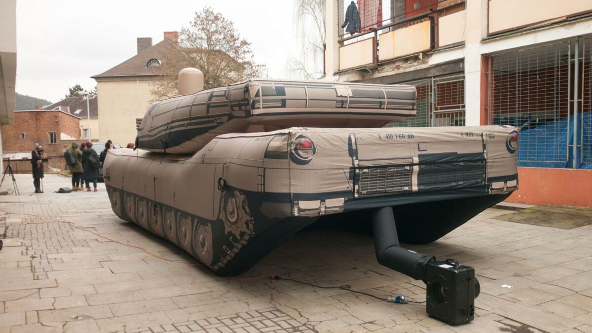 KriegsTäuschung mit FakePanzern Tschechische Firma liefert