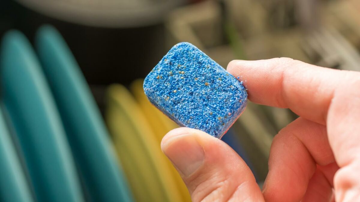 Spülmaschinentab in der Dusche Mit diesem Trick entfernst du ganz einfach Kalkrückstände