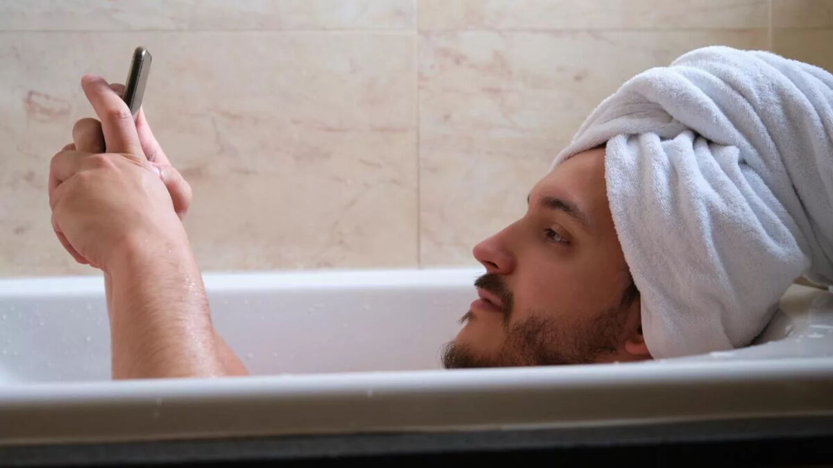 Kann man sterben, wenn man sein Smartphone in die Badewanne fallen lässt?
