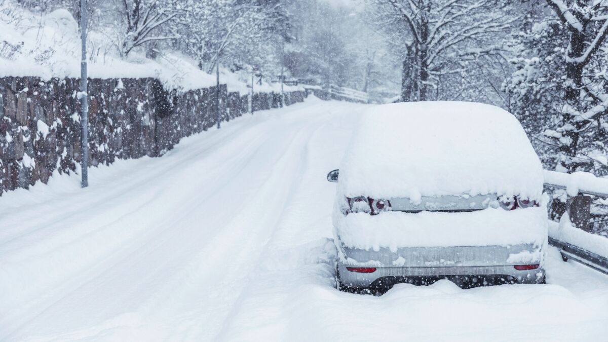 So befreist du dein Auto am besten, wenn es in Schneemassen steckt