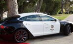 Polizei fährt Tesla, dann passiert ihr bei Verfolgungsjagd peinliche Panne