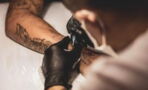 Tattoos und Hormontherapie: So kreativ werben Unternehmen um Fachkräfte