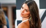 Emily Ratajkowski veröffentlicht ein Foto, auf dem sie mit nackten Brüsten posiert