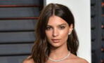 Atemberaubend: Emily Ratajkowski räkelt sich hüllenlos auf ihrem Sofa