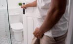 Nicht zum Pinkeln: Männer verbringen 7 Stunden pro Jahr auf dem Klo