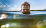 Junger Mann badet im See: Dabei kriecht ein Parasit in sein Geschlechtsteil