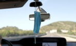 Tückische Gefahr: Maske nicht an den Rückspiegel im Auto hängen!