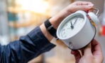 Uhr nach vorne stellen: So fühlt ihr euch bei der Umstellung auf die Sommerzeit weniger müde