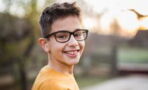 Das sind wichtige Anzeichen, dass euer Kind eine Brille braucht