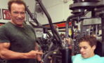 Der uneheliche Sohn von Schwarzenegger kopiert seine legendäre Pose!