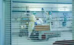 Notlage auf Intensivstationen: Erste Wartelisten-Patient:innen büßen wegen vierter Welle mit ihrem Leben