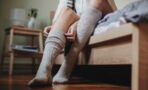Ohne Socken schlafen: Warum sollte man die Socken ausziehen, wenn man ins Bett geht?