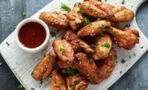 Chicken Wings: Eine unerwartete Beilage verdirbt Frau den Appetit