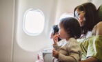 Mutter setzt Kind im Flugzeug aufs Töpfchen: Die Reaktion der Flugbegleiterin ist heftig