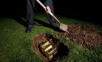 Paar entdeckt 28 Goldbarren im Garten, dann meldet sich das Finanzamt