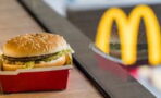 McDonald's: Kundin angewidert von unerwartetem Fund in Cheeseburger