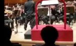Ein Dirigent verliert direkt im Konzert seine Hose: Seine Reaktion ist genial (Video)