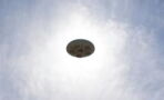 Video: Fluggast filmt UFO mitten in der Luft