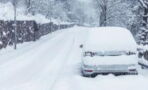 So befreist du dein Auto am besten, wenn es in Schneemassen steckt