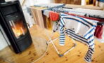 Ohne Trockner: Mit diesen Tipps trocknet eure Wäsche im Winter richtig