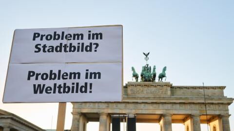 Nach "Stadtbild"-Aussage von Friedrich Merz: Zahlreiche Menschen demonstrieren gegen Rassismus