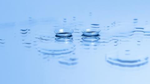 Eine Frau macht einen banalen Fehler beim Duschen und verliert plötzlich ihr linkes Auge