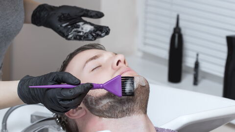 Movember: Ein Mann färbt seinen Bart und bereut es sofort, weil er wichtige Sache nicht bedenkt