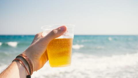 Wenn ihr das macht, bekommt ihr euer Bier in Barcelona kostenlos