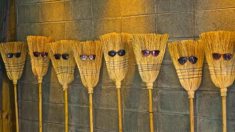 Laut #Nasabroom Challenge: Besen trotzen am 11. Februar der Schwerkraft