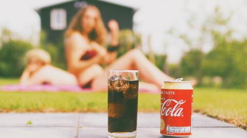 Das passiert, wenn du deine Cocktails mit Cola Light statt mit herkömmlicher Cola mixt